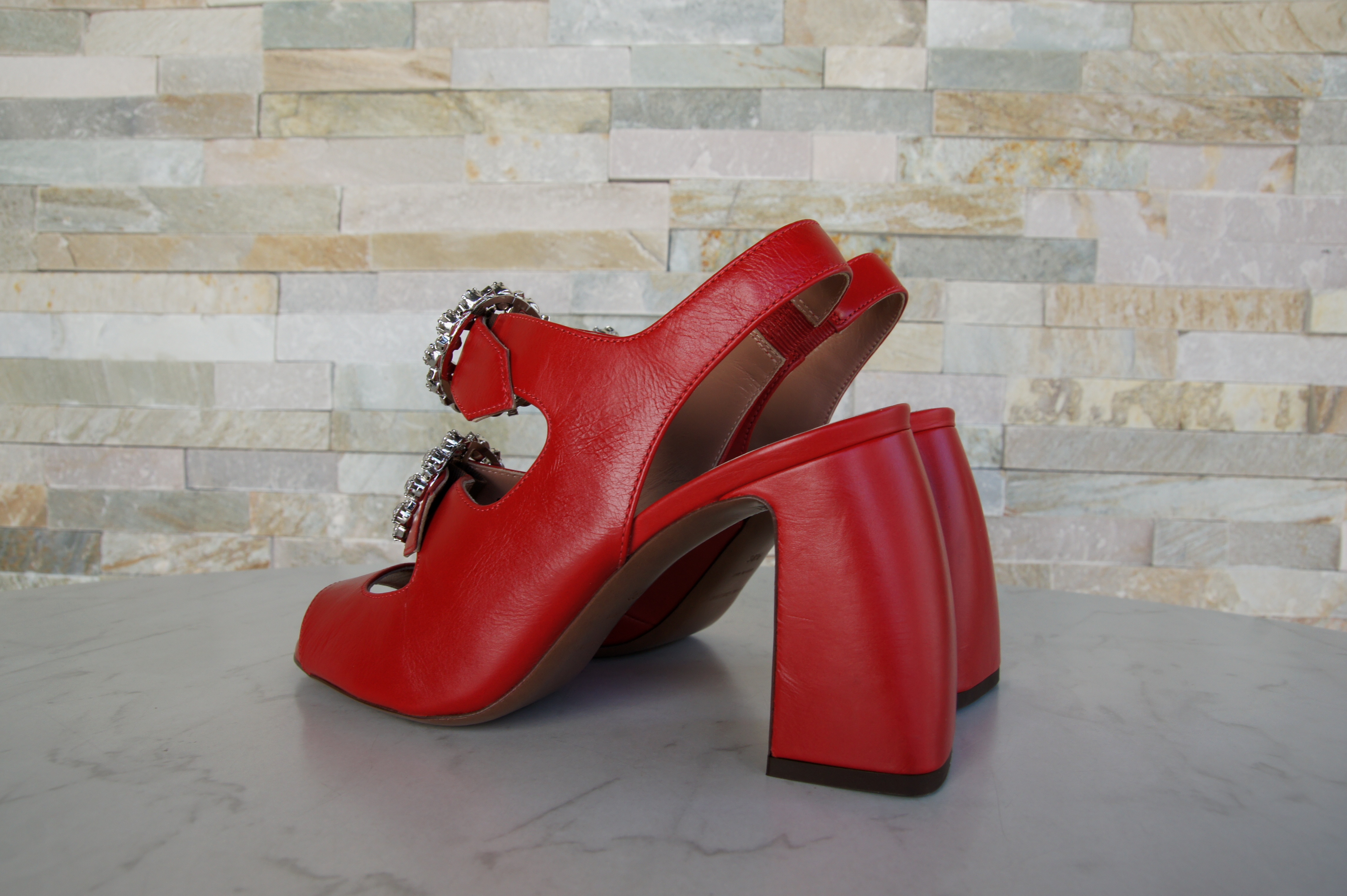 L'Autre Chose Sandaletten Brosche rot