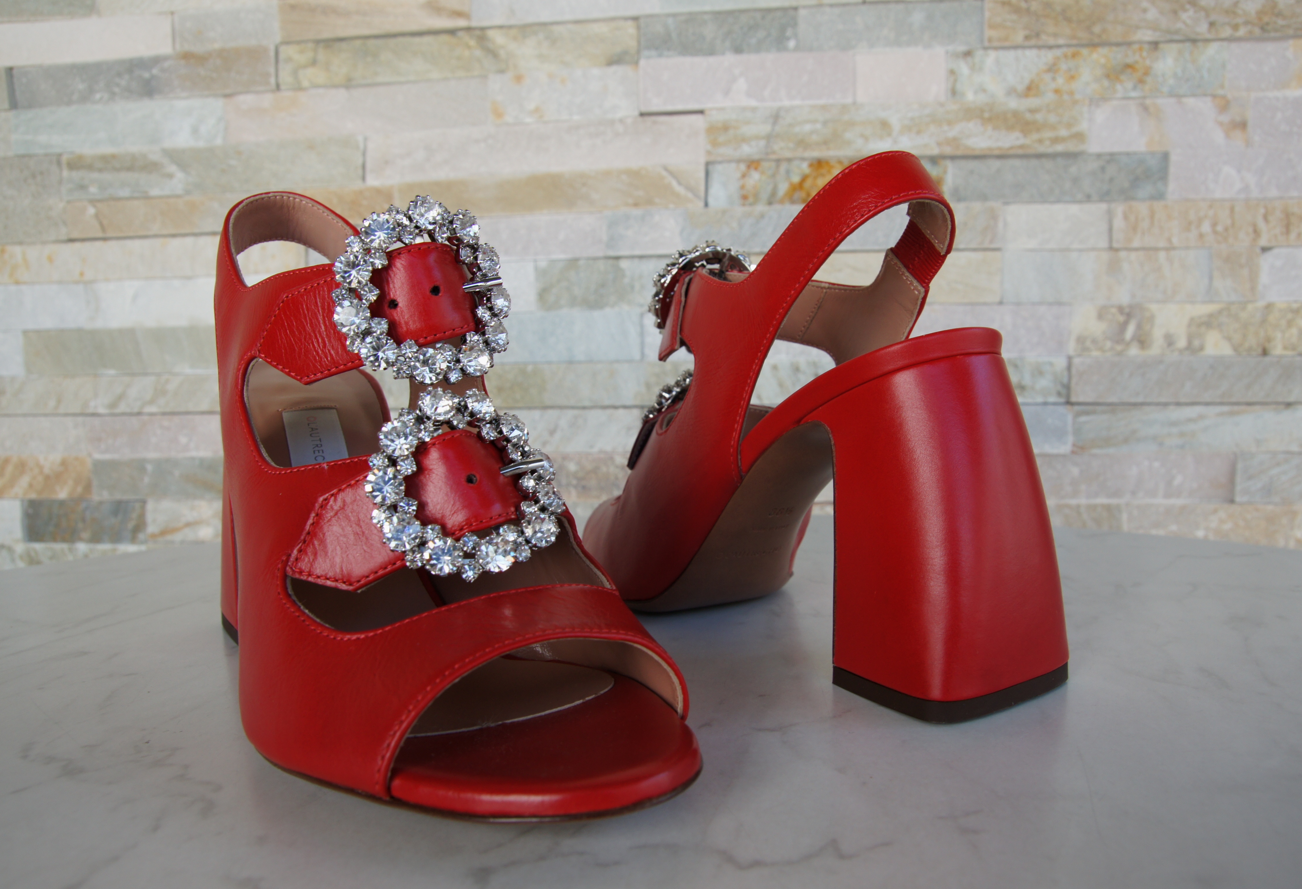 L'Autre Chose Sandaletten Brosche rot