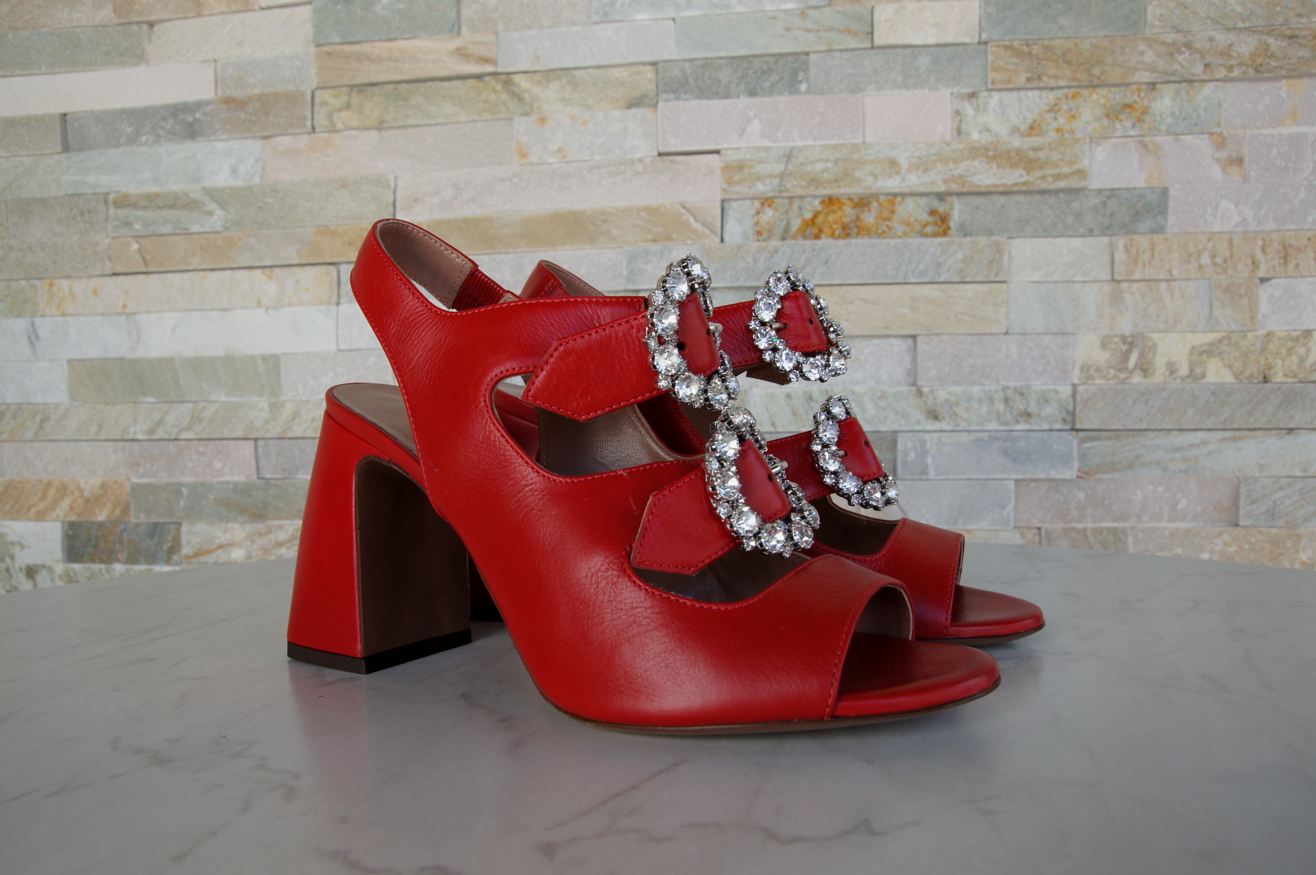 L'Autre Chose Sandaletten Brosche rot