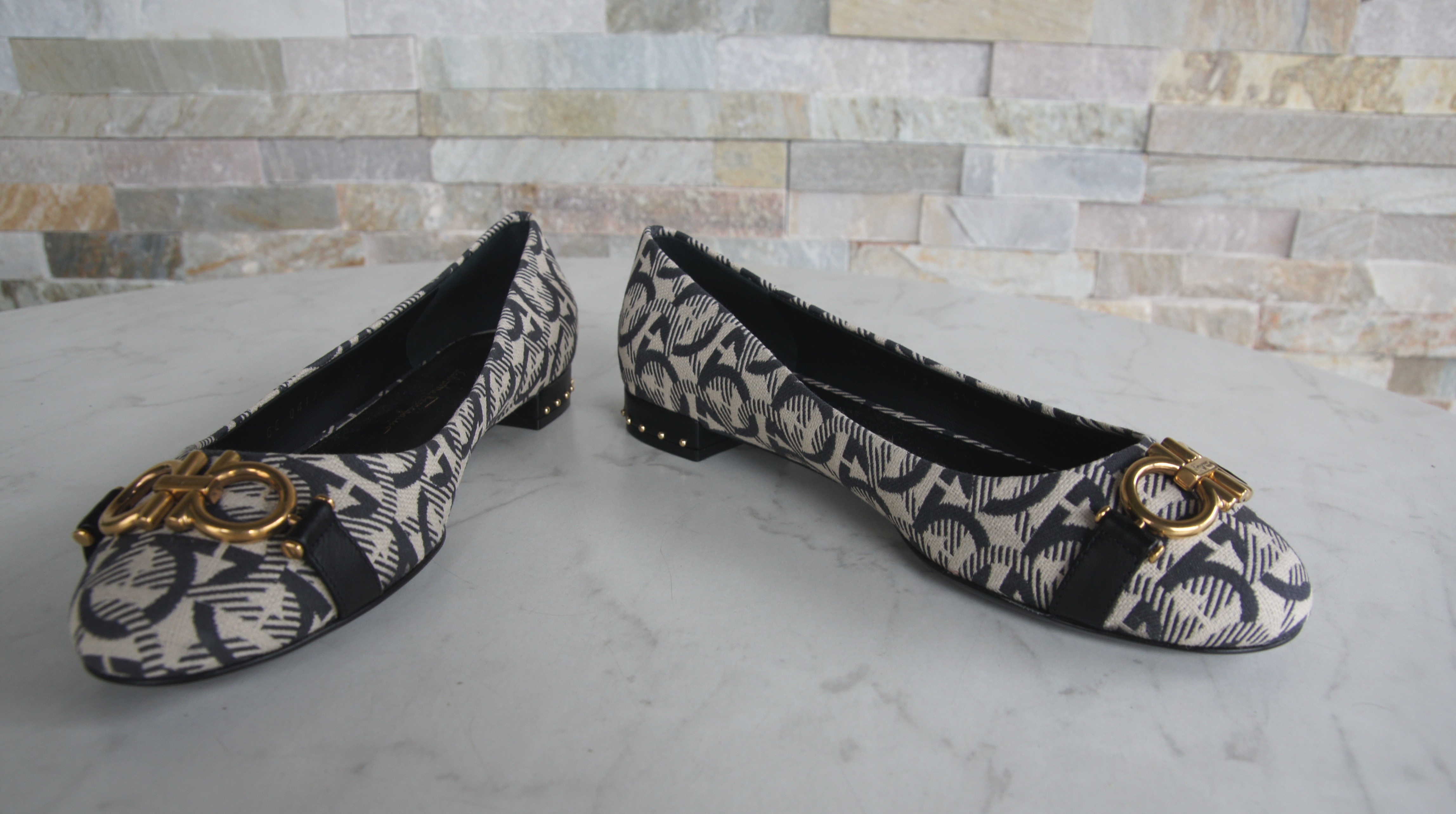 Salvatore Ferragamo ballerinas slippers loafers black beige 