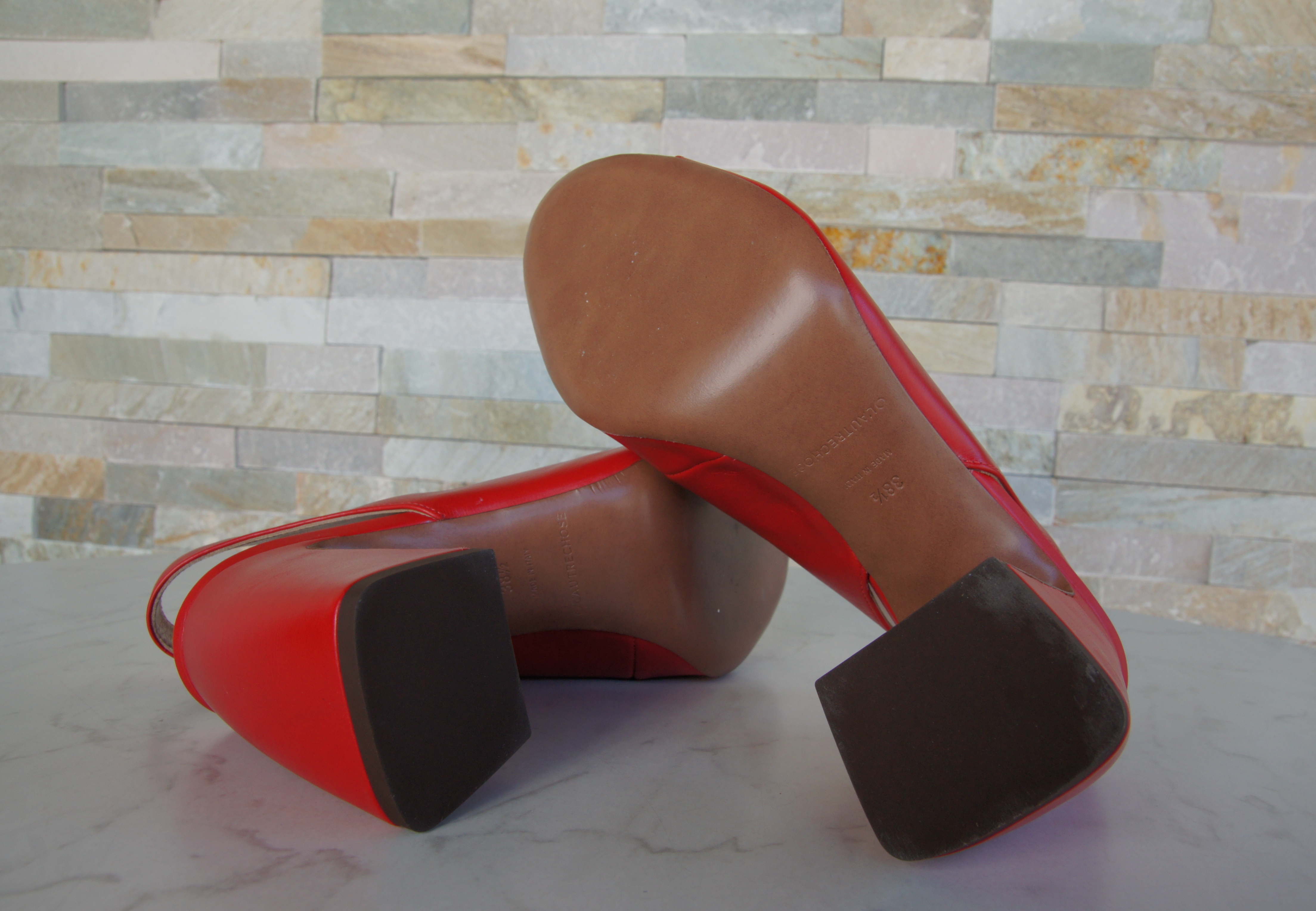 L'Autre Chose Sandaletten Brosche rot