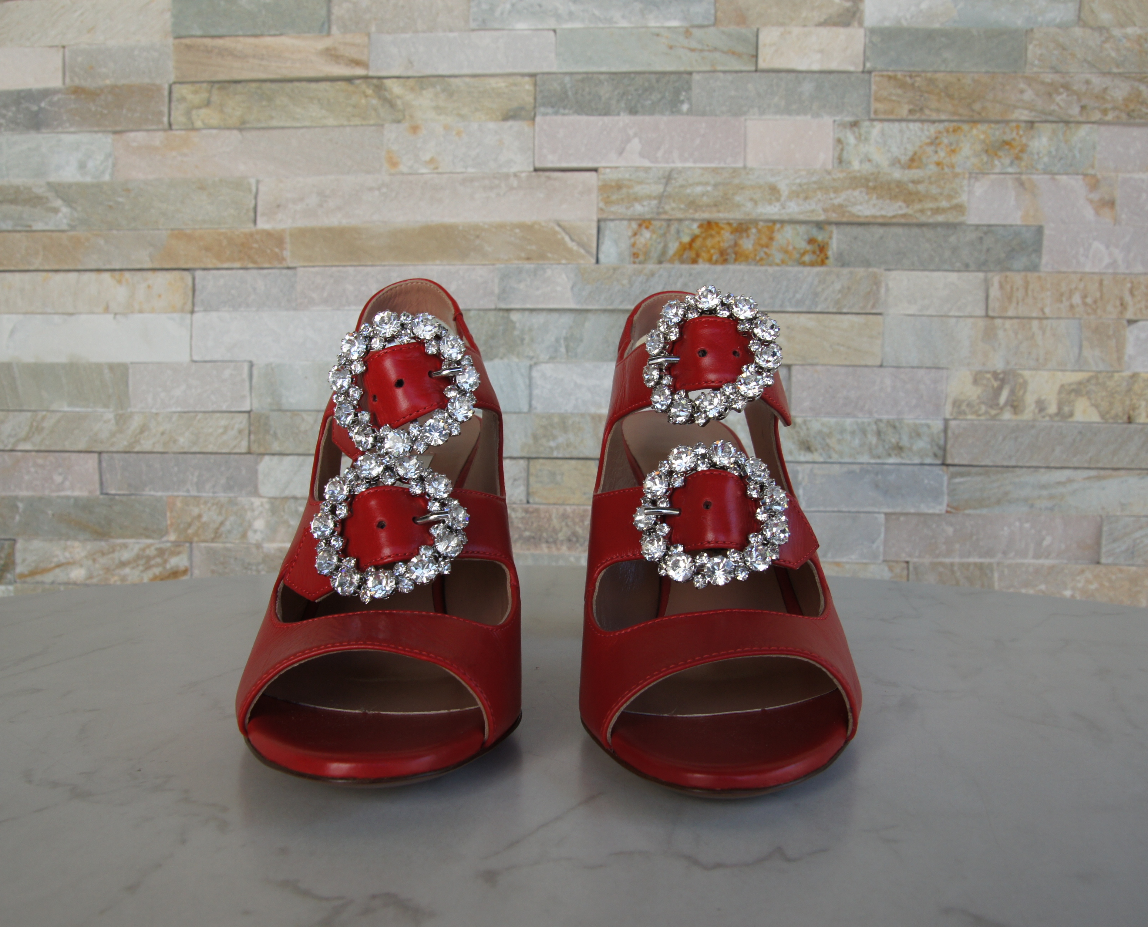 L'Autre Chose Sandaletten Brosche rot